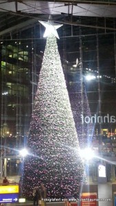 Weihnachtsbaum im Hauptbahnhof Berlin